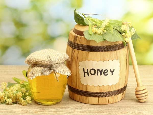 Lắc đều chai mật ong giúp bạn nhanh chóng biết mật ong thật- giả.