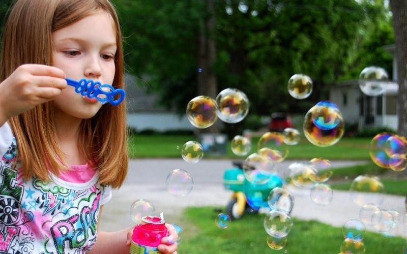 Làm bong bóng xà phòng – đồ chơi của trẻ con