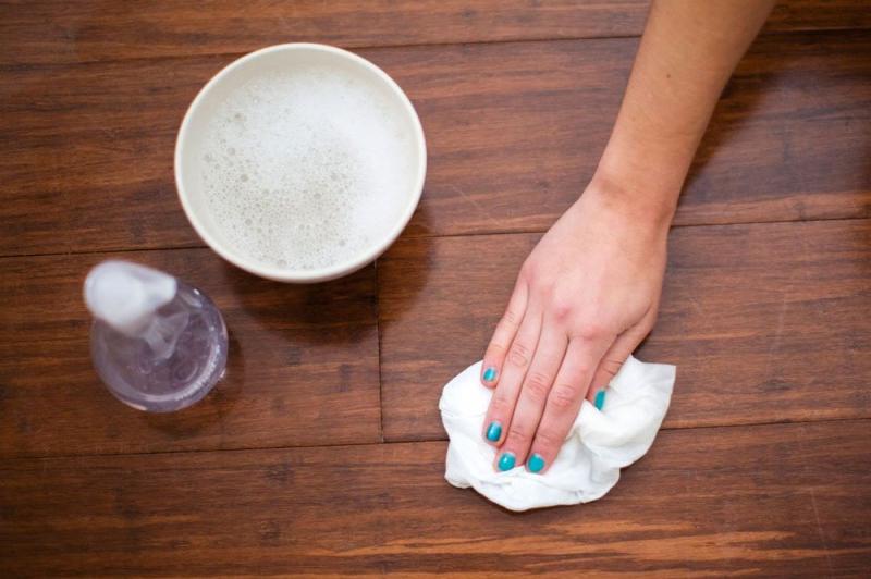 Giấm kết hợp với nước rửa chén giúp lau chùi bàn bếp hiệu quả