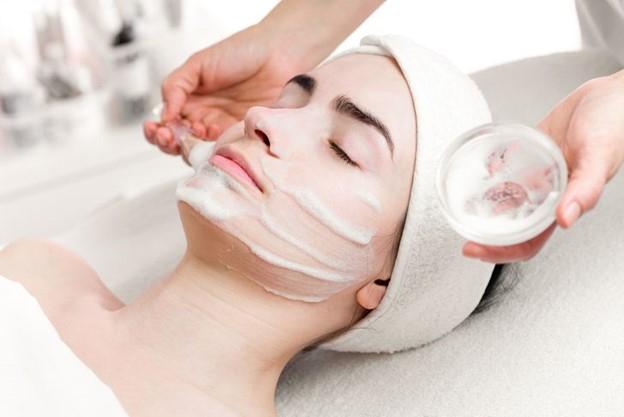 Làm sạch da mặt một lần một tuần với thói quen làm đẹp đặc biệt bao gồm serum, nhũ tương và tinh chất dưỡng da dạng lỏng essence