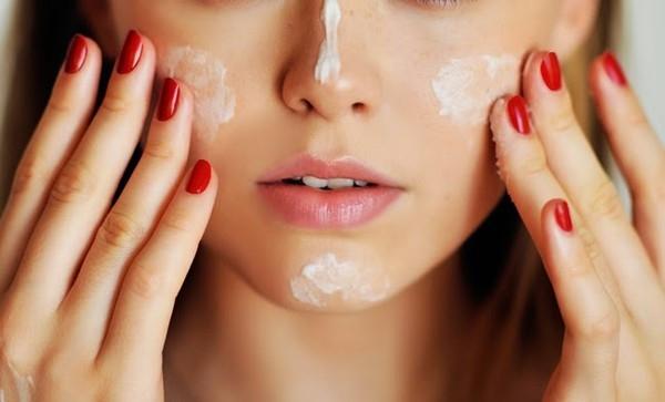 Với da dầu, bạn nên dùng kem lót có chứa silicon giúp da kiềm dầu tốt hơn