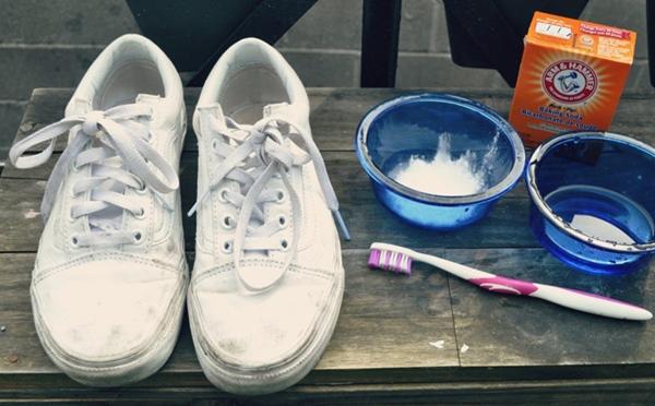 Làm sạch giày bằng baking soda và oxy già