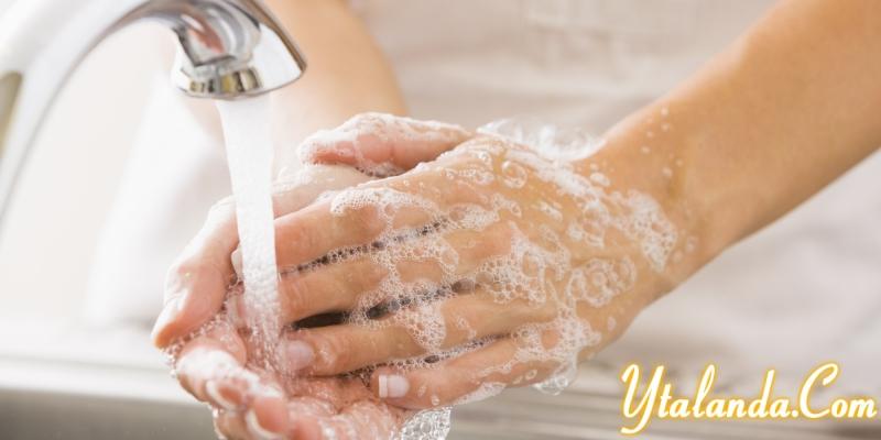 Rửa sạch tay để tránh nhiễm khuẩn cho da mặt