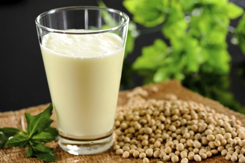 Sữa đậu nành có nhiều dưỡng chất giúp làm mờ vết thâm và sáng da