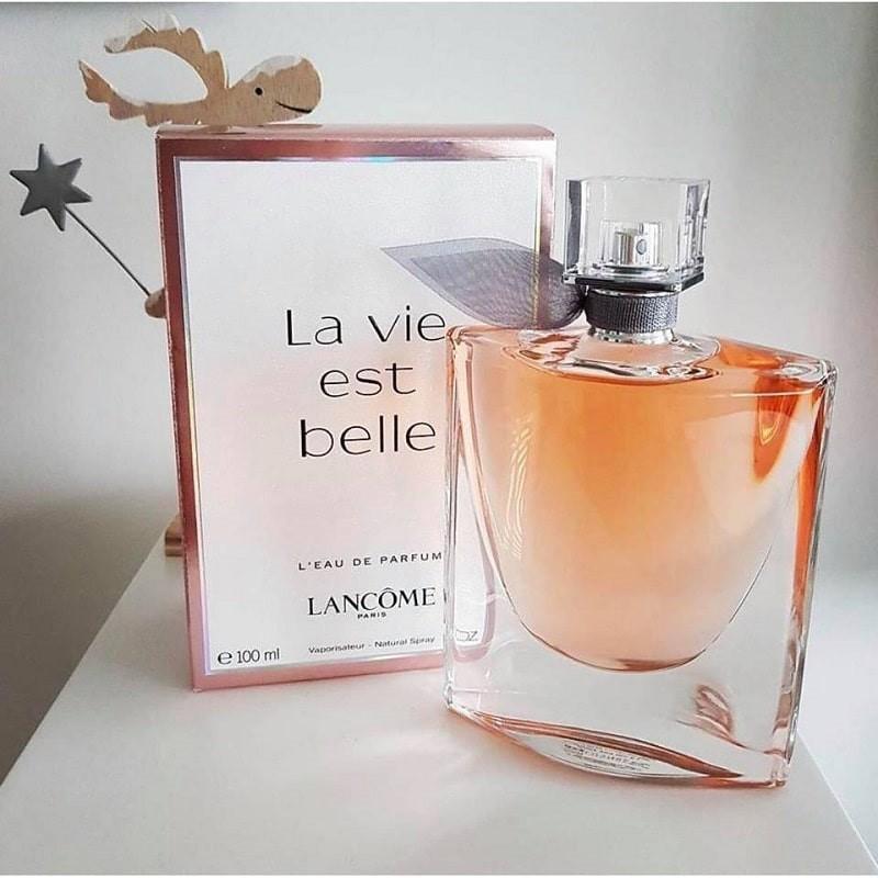Nước hoa Lancome La Vie Est Belle nổi tiếng bởi sự ngọt ngào, nhóm hương ấm áp của vani.