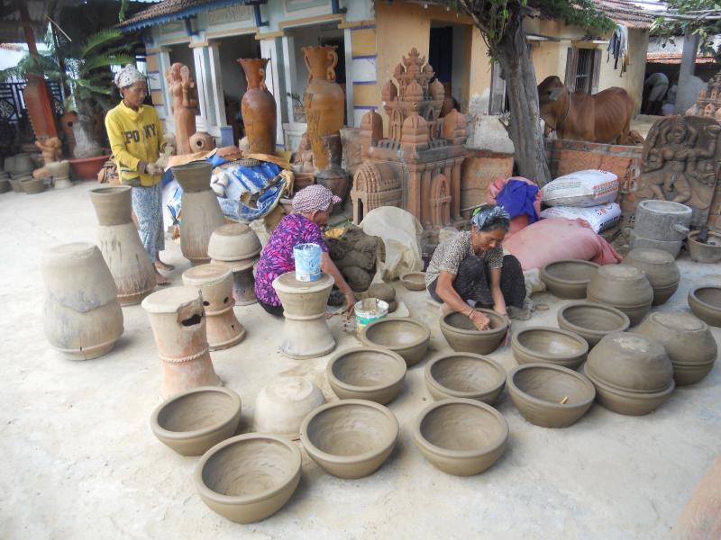 Làng gốm Bàu Trúc không chỉ thu hút du khách bởi các sản phẩm gốm sứ độc đáo mà còn bởi không gian văn hóa đặc biệt