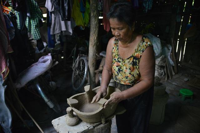 Nghề gốm tại làng gốm Khmer khác biệt với các làng gốm còn lại ở chỗ công việc này hầu như do những người phụ nữ lớn tuổi và có kinh nghiệm đảm nhiệm