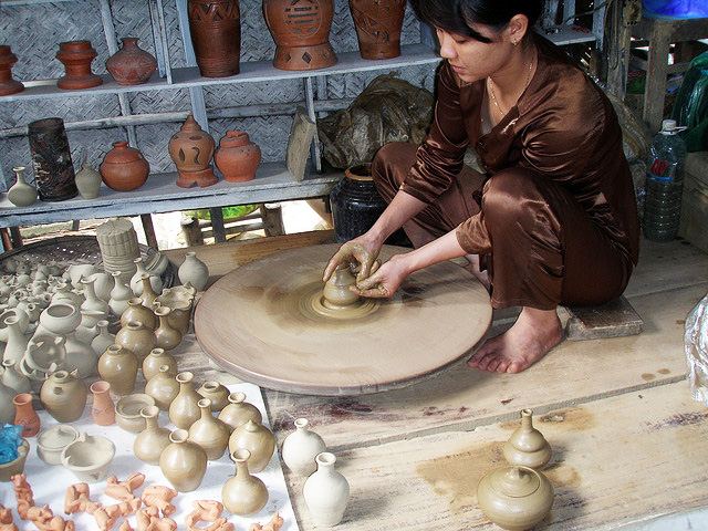 Bạn có thể tự tay làm những đồ gốm cho mình tại Làng gốm Thanh Hà