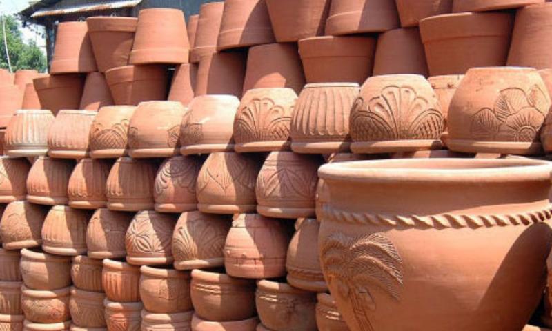﻿﻿Các sản phẩm gốm sứ từ làng gốm Vĩnh Long được làm thủ công bằng tay từ đất sét, sau đó được trang trí bằng những hoa văn tinh xảo và sơn màu