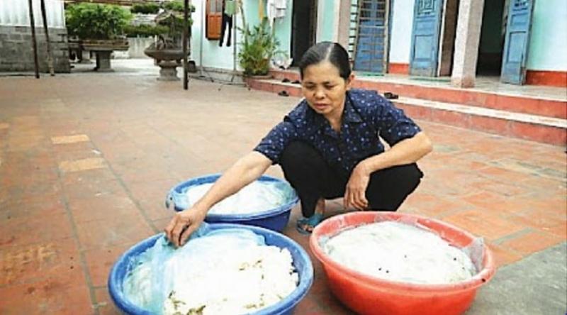 Bà Trịnh Thị Hoàng, xã Xuân Tiến, huyện Xuân Trường kiểm tra cơm ủ trước khi nấu rượu