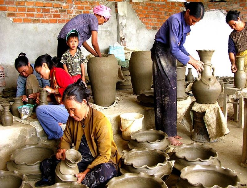 Các nghệ nhân làng gốm Bầu Trúc đang hăng say làm việc