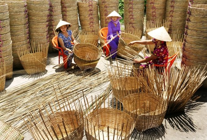Các chị phụ nữ làng Thạch Cầu đang say sưa làm việc
