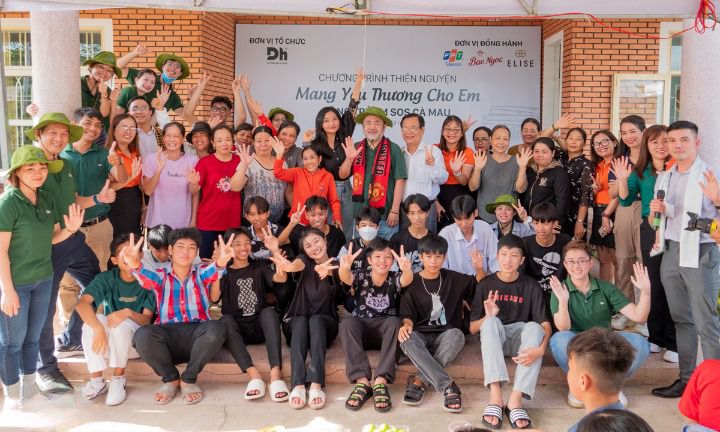 FPT Telecom trao tặng các nhu yếu phẩm cho làng trẻ em SOS Cà Mau