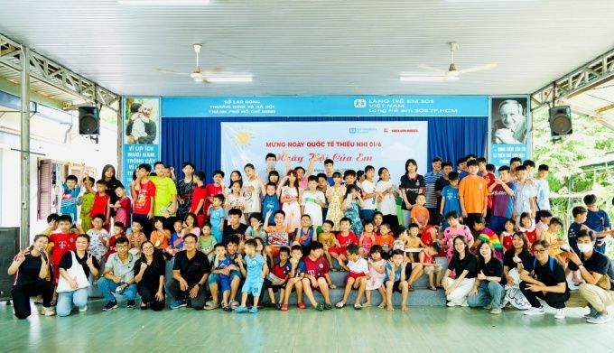 Các bé tại làng trẻ em SOS Gò Vấp chụp hình tại sự kiện 