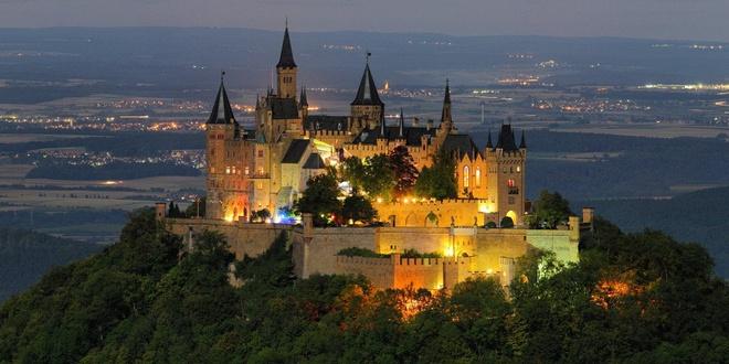 Lâu đài Hohenzollern mê hoặc trong màn đêm