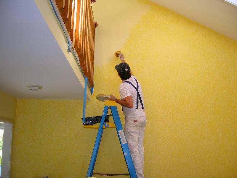 Cần lau sạch các vết ố và nấm mốc trên tường nhà