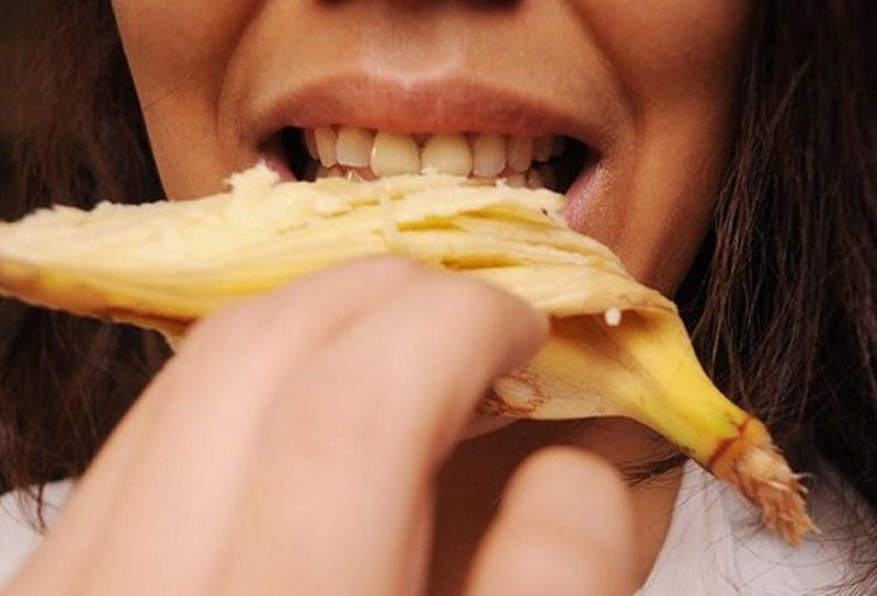 Vỏ chuối giúp loại bỏ cao răng