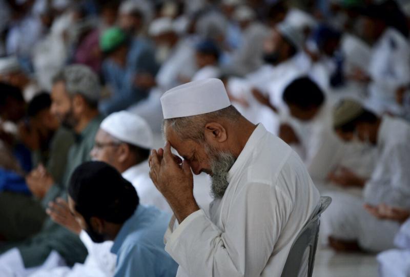 Người Hồi giáo thực hành lời cầu nguyện đặc biệt trong đêm Laylat al-Qadr