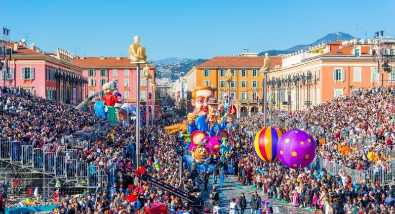Các nhân vật khổng lồ xuất hiện trên phố trong lễ hội Carnival Nice