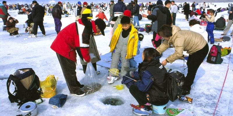 Lễ hội câu cá trên băng ở Inje là một trong những lễ hội mùa đông nổi tiếng nhất của Hàn Quốc