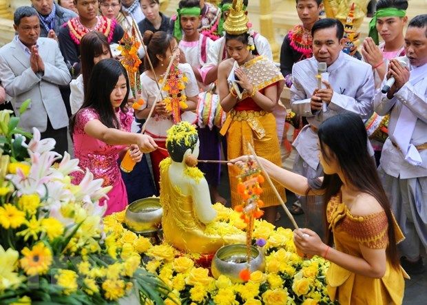 Lễ tắm tượng Phật trong Lễ hội Chôl Chnăm Thmây