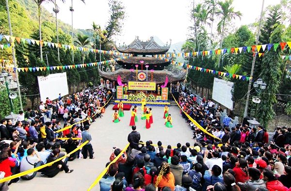 Hội hát, một hoạt động trong lễ hội chùa Hương
