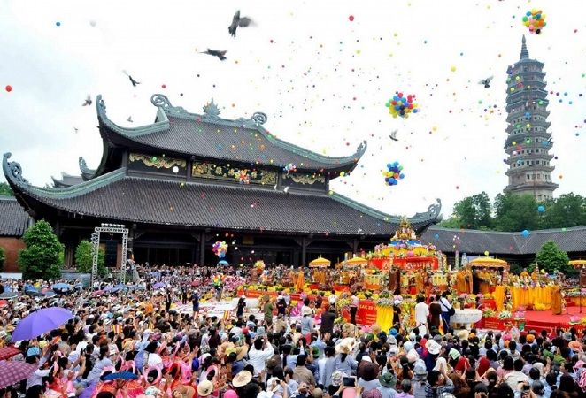 Lễ hội chùa Hương (Kéo dài từ mùng 6 Tết -> hết tháng 3 Âm lịch)