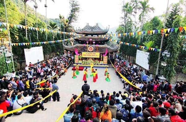 Lễ hội đình Vồng là một lễ hội có từ lâu đời, được tổ chức hàng năm vào ngày 15, 16 tháng giêng âm lịch hàng năm.