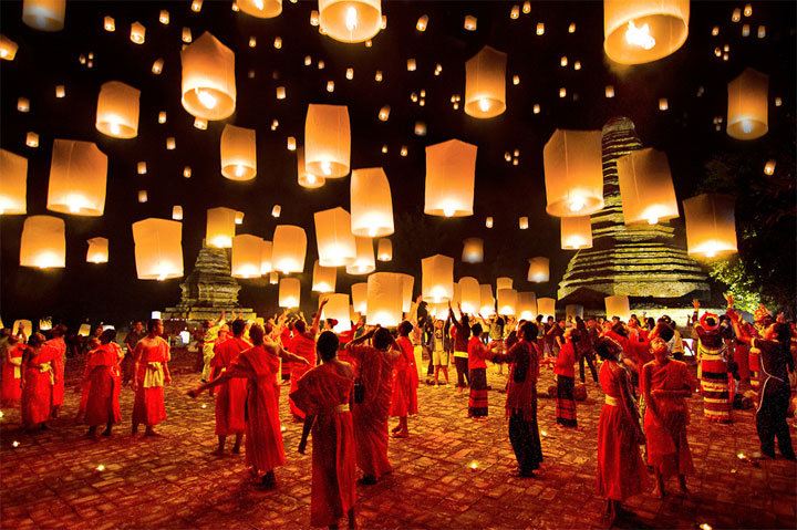 Lễ hội đèn trời Yi Peng ở Chiang Mai (Tháng 10)