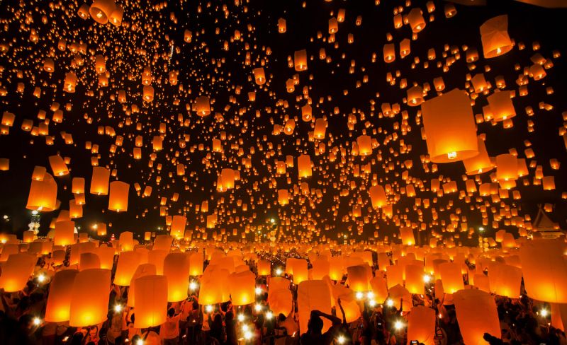 Lễ hội đèn trời Yi Peng ở Chiang Mai (Tháng 10)