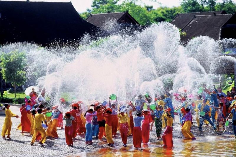 Lễ hội té nước Songkran ở Thái Lan (Tháng 04)