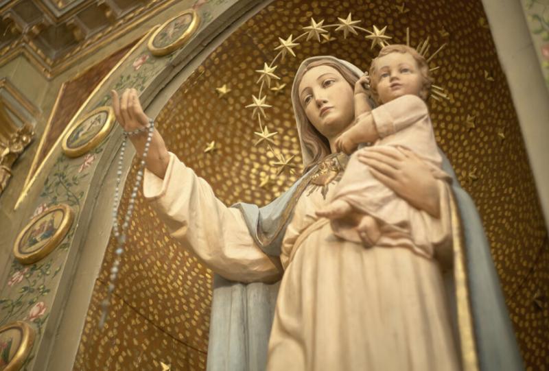 Tượng Đức Maria được đặt tại nhà thờ Công giáo nhằm tôn vinh bà