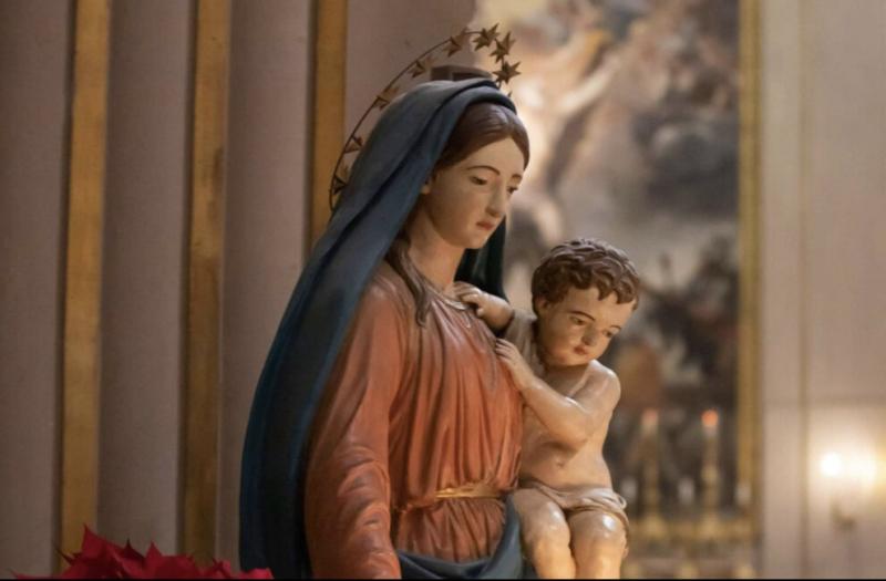 Tượng Đức Maria được đặt trong nhà thờ Công giáo nhằm tôn vinh bà