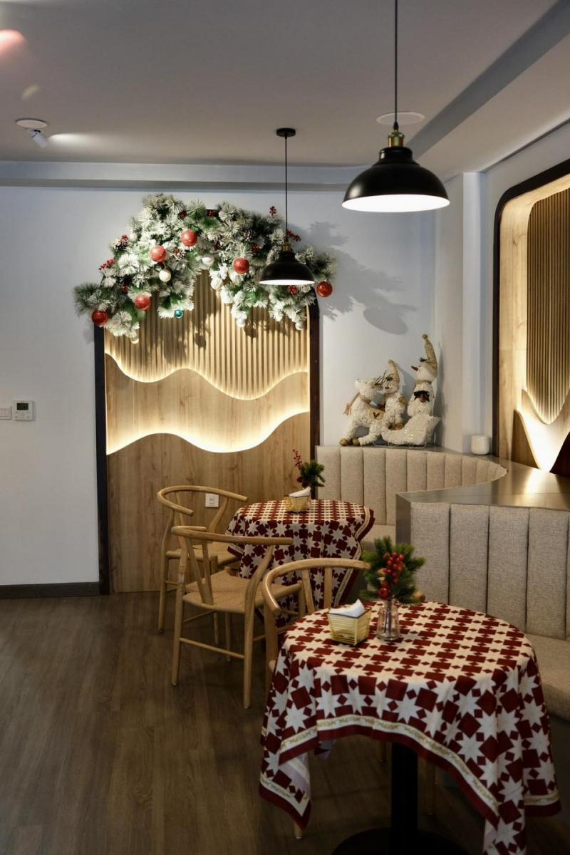Le Puro Cafe & Lounge