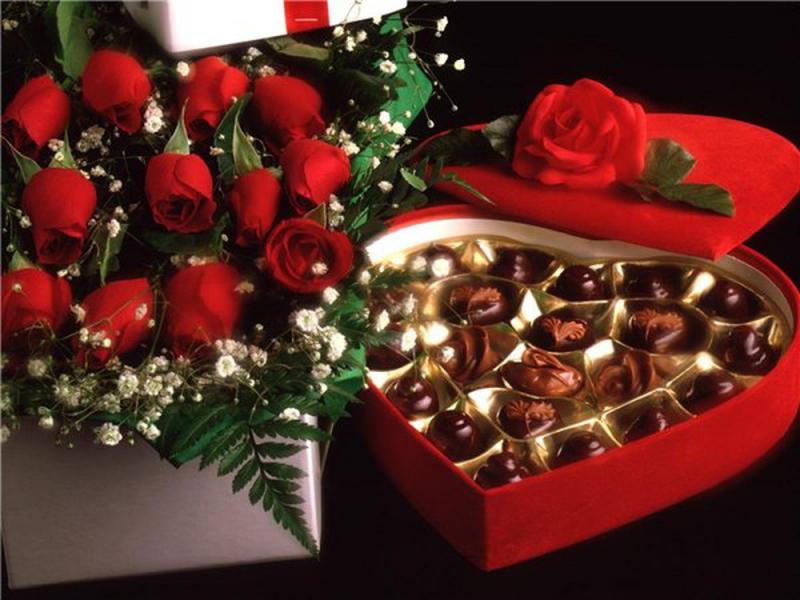 Ngày này, các cặp đôi thường tặng nhau hoa hồng và socola