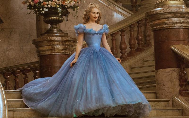 Bộ váy màu xanh thiên thanh được xem là điểm nhấn của bộ phim