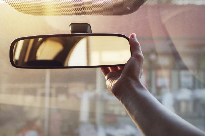 Loại bỏ các điểm mù khi lái ô tô bằng cách điều chỉnh gương xe trước khi di chuyển