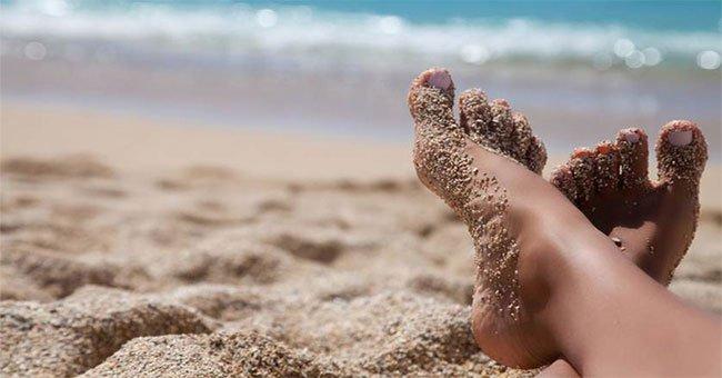 Loại bỏ cát dính ở bàn chân và giày dép