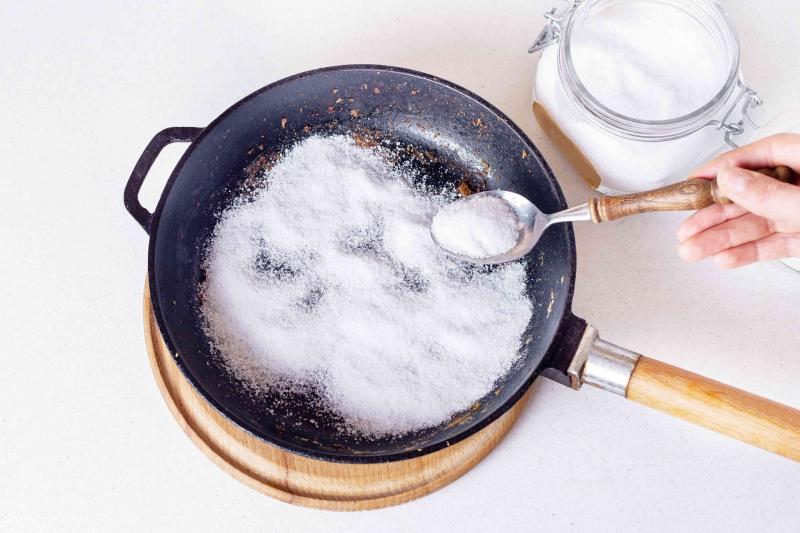 Cách làm sạch chảo gang nhanh chóng và hiệu quả bằng muối ăn