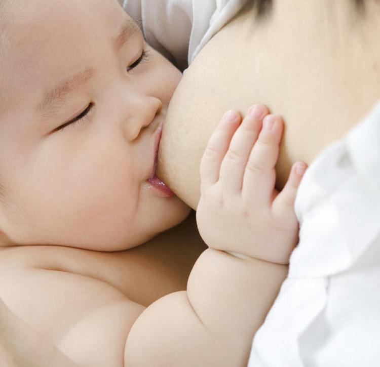 Nên cho trẻ bú sữa mẹ ngay từ lúc mới sinh ra