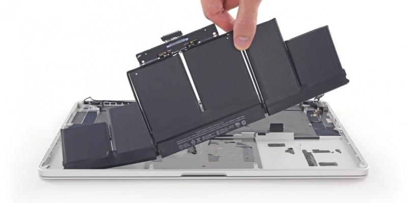 Pin của Macbook khá phức tạp nên hãy lưu ý khi sạc và sử dụng