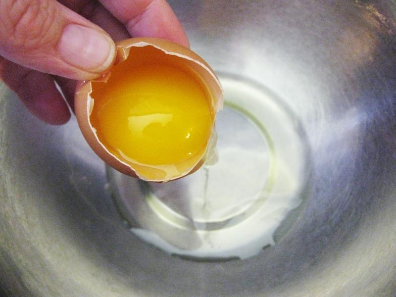 Cách trị mụn với Lòng trắng trứng: