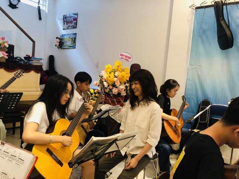 Lớp Guitar Cô Kim Chung