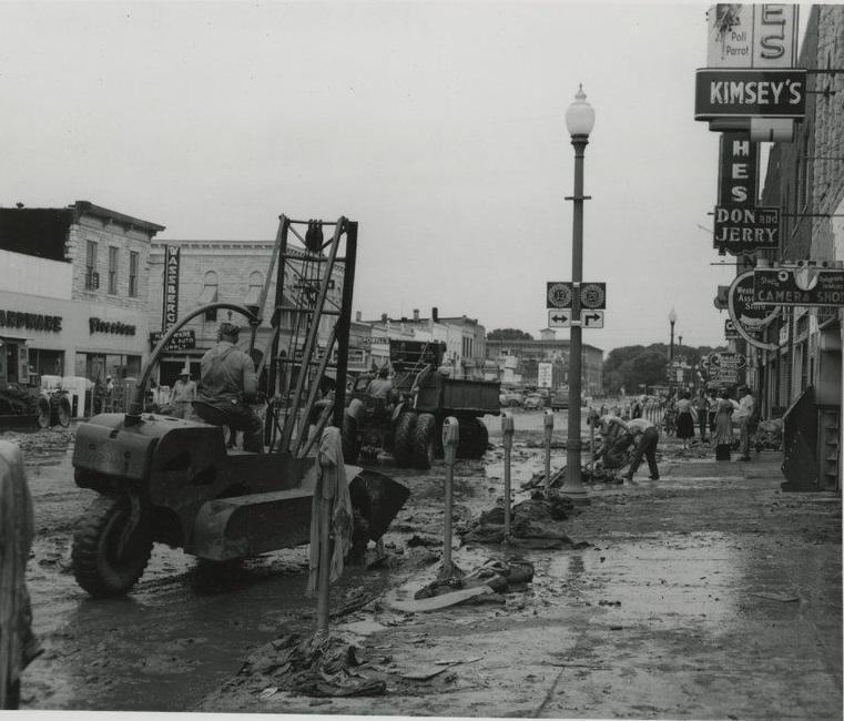 Lũ lụt xảy ra vào thứ 6 ngày 13 tháng 7 năm 1951 tại Kansas (Mỹ)