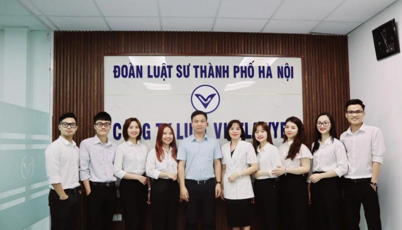 Th.s. Luật sư Nguyễn Thanh Phương cùng các công sự tại Công ty Luật Vietlawyer