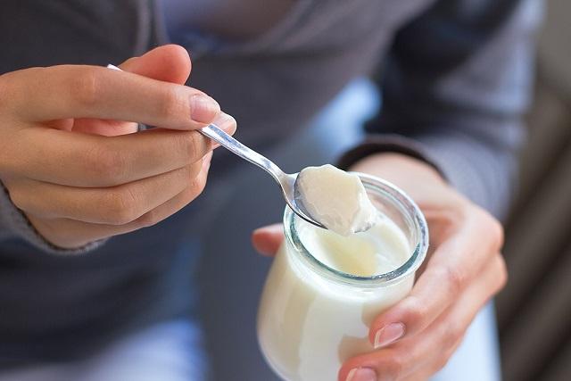 Sữa chua có chứa rất nhiều vi khuẩn lợi cho đường ruột, giúp hệ tiêu hóa khỏe mạnh hơn và giúp khử hoạt tính của một số hóa chất gây hại.