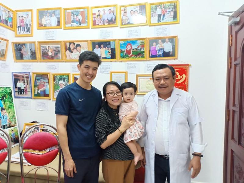 Lương y Nguyễn Phú Lâm cùng gia đình cậu nhóc được sinh ra nhờ bài thuốc của ông