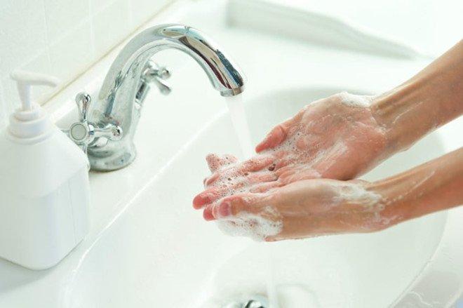 Rửa tay trước và sau khi sử dụng