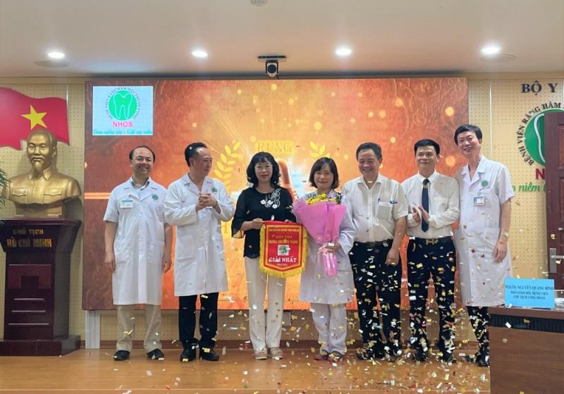 Kết thúc Hội thi Rung chuông vàng, Ban Tổ chức trao giải Nhất cho thí sinh Nguyễn Vân Thu