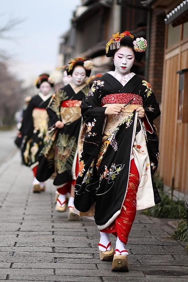 Geisha chỉ được mặc các bộ Kimono dệt tay truyền thống